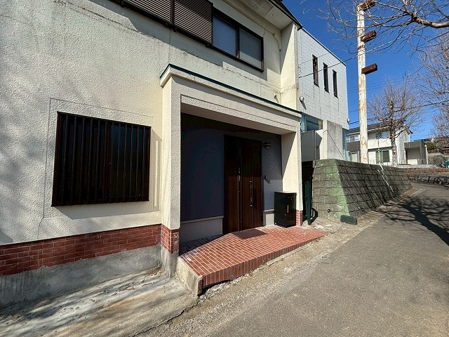玄関側外壁の施工後
